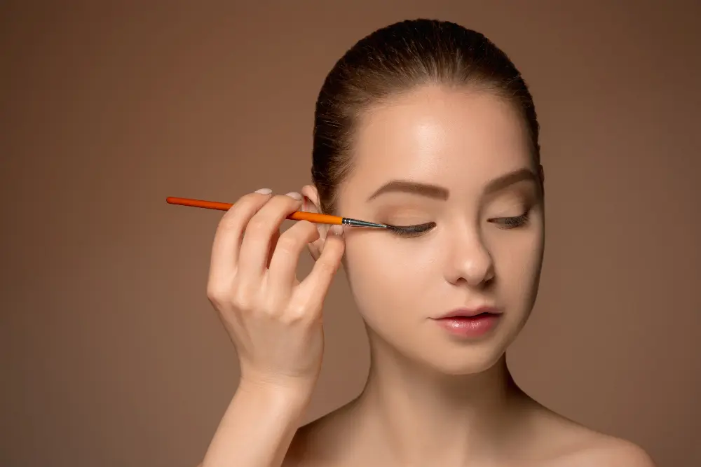 hermosos-ojos-femeninos-maquillaje-pincel