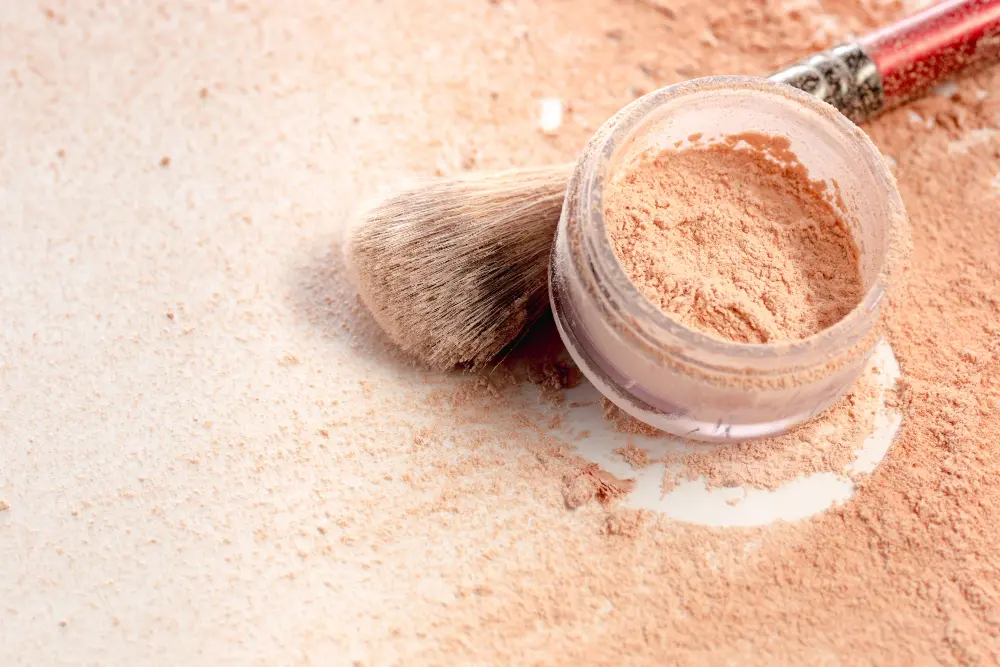 primer-plano-polvo-mineral-triturado-brillo-dorado-color-pincel-maquillaje